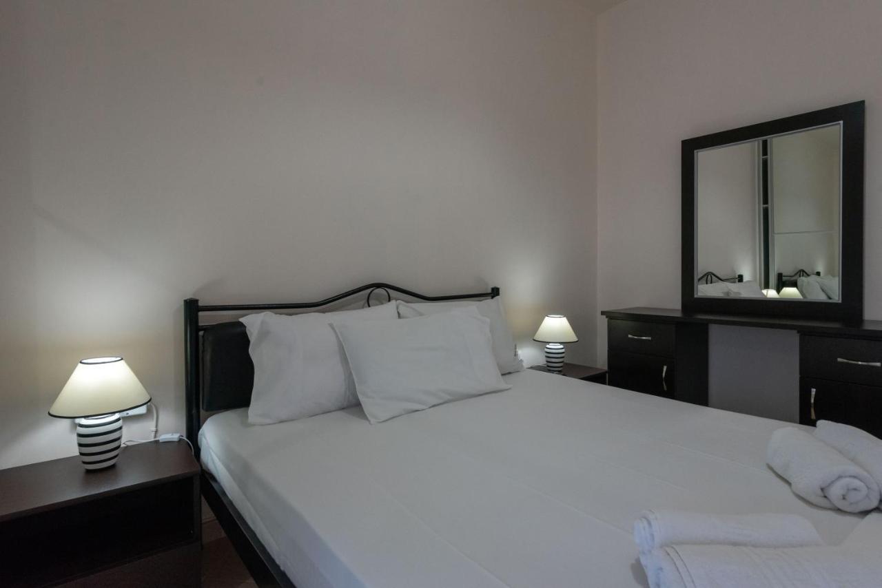 Paliochora Apartments Kalamata Esterno foto
